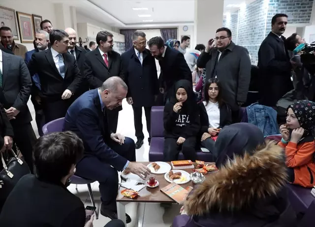 Erdoğan, Sincan'da Millet Kıraathanesini Ziyaret Etti
