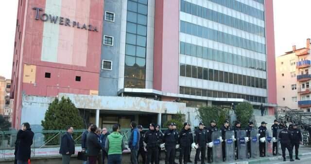 Kapısına Greyderler Dayanan Flash TV'nin Yıkım Kararı Arap Saçına Döndü