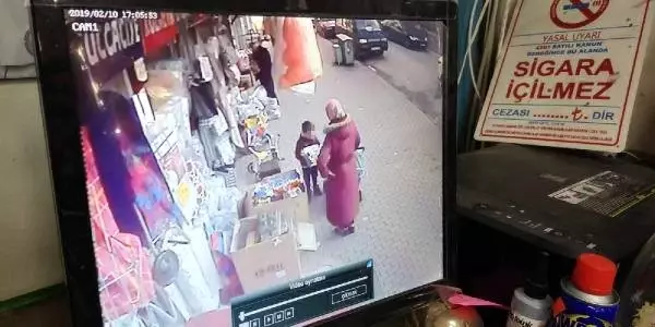 Mağazanın Önündeki Oyuncağı Böyle Alıp Götürdü