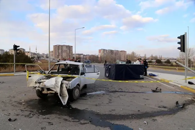 Sivas'ta Otomobil ile Tır Çarpıştı: 1 Ölü, 2 Yaralı