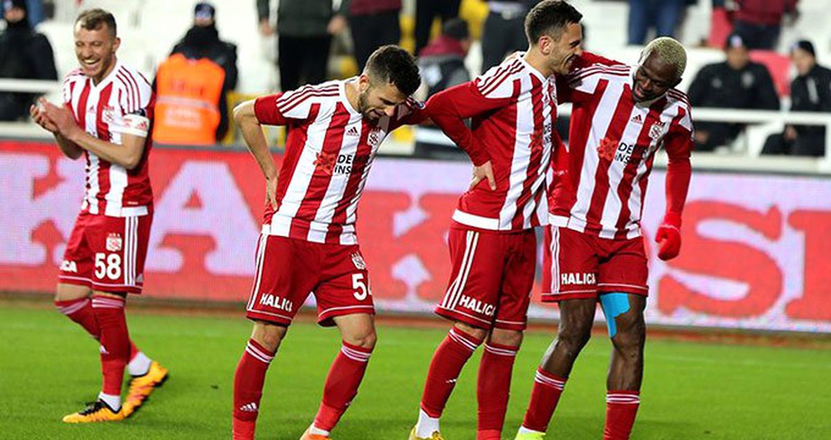 Sivasspor, Akhisarspor'u 2-1 ile Geçti!