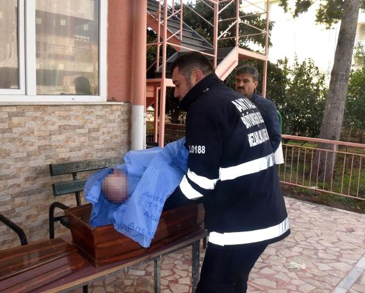 Teneşir Masasına Bırakılan Bebek, Soğuktan Ölmüş