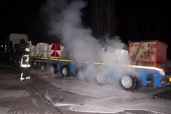 Tır'ın Dorsesi Yandı, Yol 40 Dakika Ulaşıma Kapandı