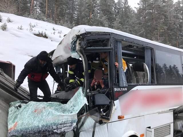 Trafik Kazası Sonrası Can Pazarı: 20 Yaralı