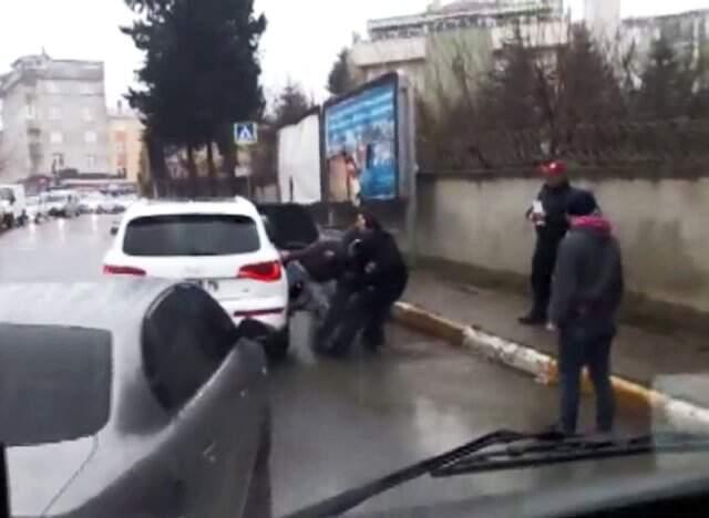 Trafikte Magandaları, Önünü Kestikleri Şahsı Tekme Tokat Dövdü