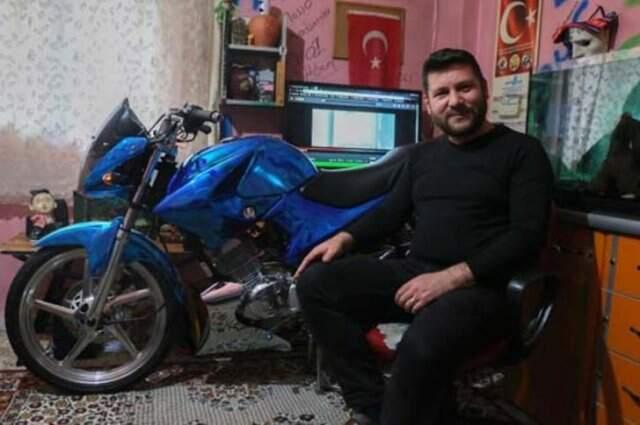 'Türkiye'de Sadece Bende Var' Dediği Motosikletini Evinin Salonuna Park Ediyor