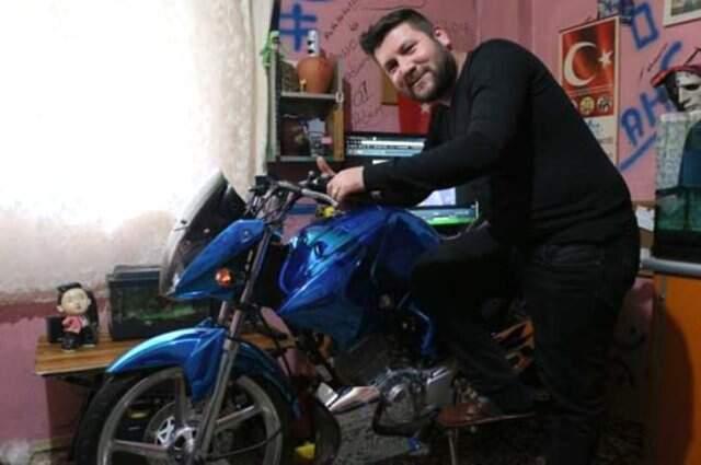 'Türkiye'de Sadece Bende Var' Dediği Motosikletini Evinin Salonuna Park Ediyor