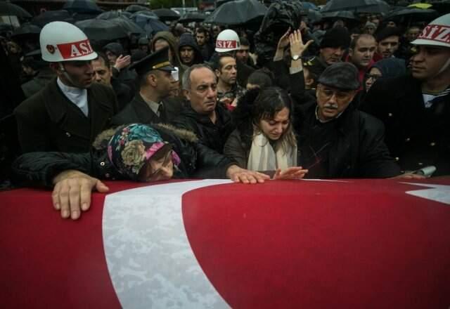 Acılı Anne, Düşen Helikopterde Şehit Olan Oğlunun Tabutunu Gözyaşları İçinde Taşıdı