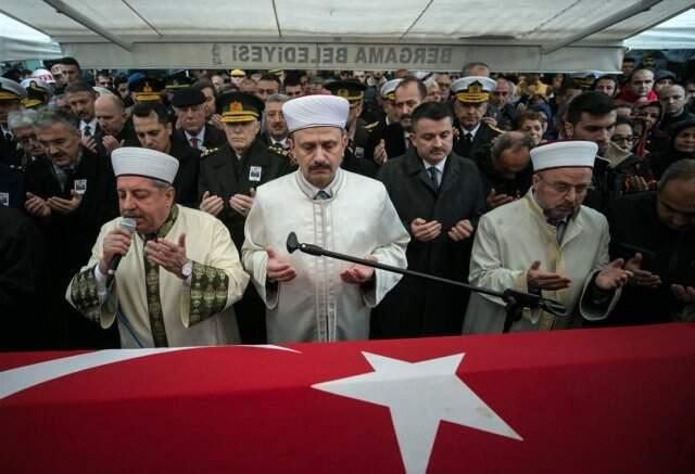 Acılı Anne, Düşen Helikopterde Şehit Olan Oğlunun Tabutunu Gözyaşları İçinde Taşıdı