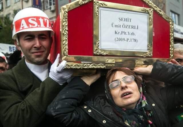 Acılı Anne, Düşen Helikopterde Şehit Olan Oğlunun Tabutunu Gözyaşları İçinde Taşıdı