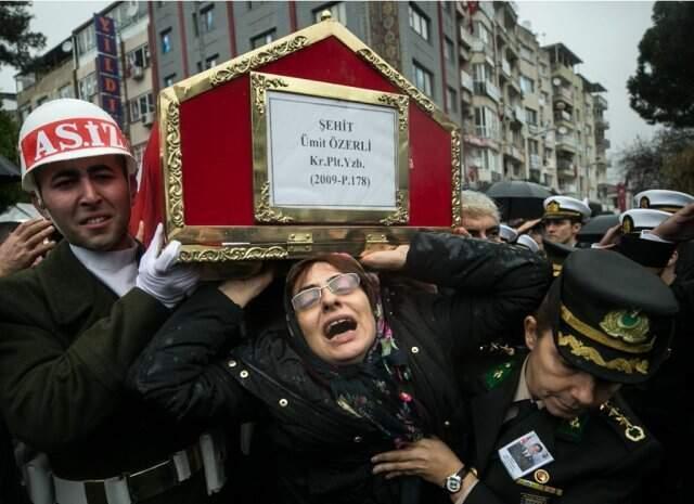 Acılı Anne, Düşen Helikopterde Şehit Olan Oğlunun Tabutunu Gözyaşları İçinde Taşıdı