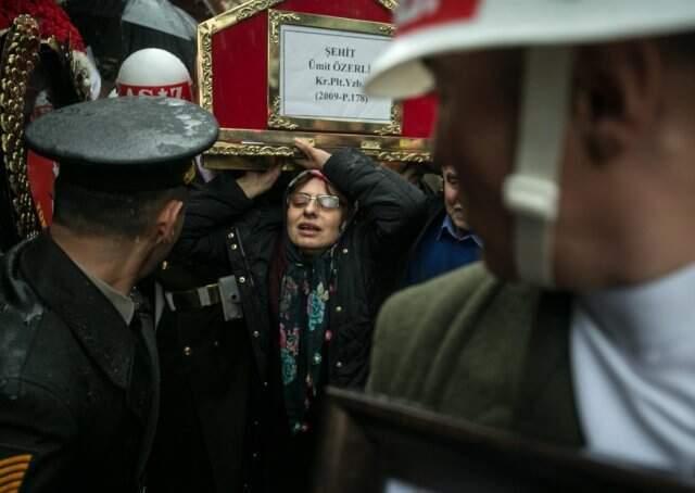 Acılı Anne, Düşen Helikopterde Şehit Olan Oğlunun Tabutunu Gözyaşları İçinde Taşıdı