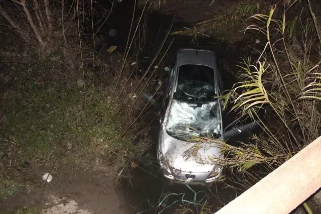 Adana'da Otomobil Sulama Kanalına Devrildi: 2 Yaralı