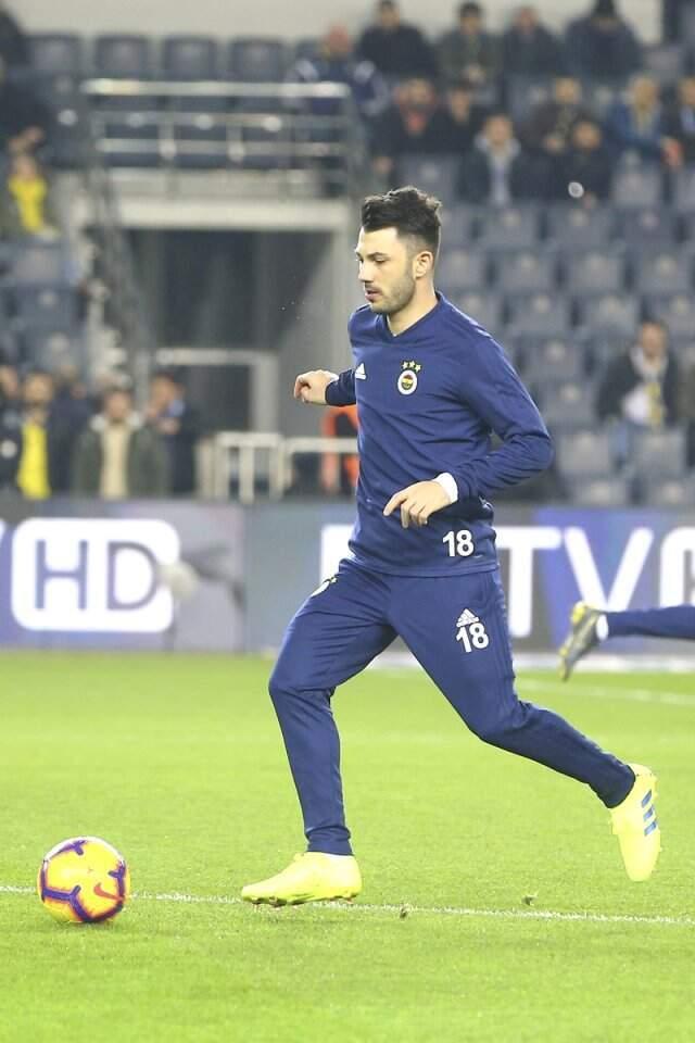 Fenerbahçe'de Isınma Esnasında Sakatlanan Tolgay Arslan'ın Yerine Eljif Elmas Sahaya Çıktı