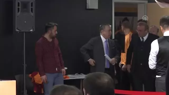Galatasaray'da Yeni Transferler İçin İmza Töreni Düzenlendi (1) Galatasaray'da Yeni Transferler İçin İmza Töreni Düzenlendi (1)
