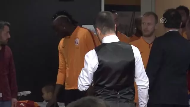 Galatasaray'da Yeni Transferler İçin İmza Töreni Düzenlendi (1) Galatasaray'da Yeni Transferler İçin İmza Töreni Düzenlendi (1)