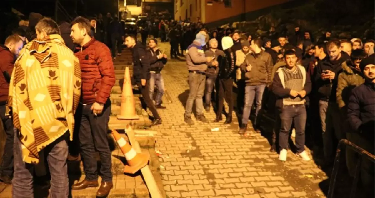 İş Başvurusu Yapmak İsteyen Binlerce Vatandaş, Battaniyesini Alıp Geceden Kuyruğa Girdi