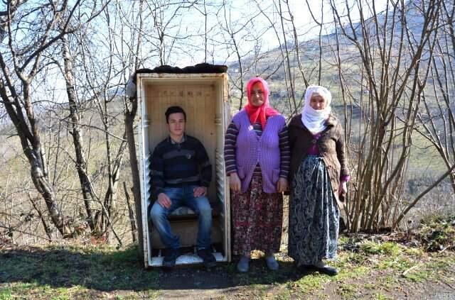 Karadeniz'de Bir Baba, Kızı Dolmuş Beklerken Üşümesin Diye Dolaptan Durak Yaptı