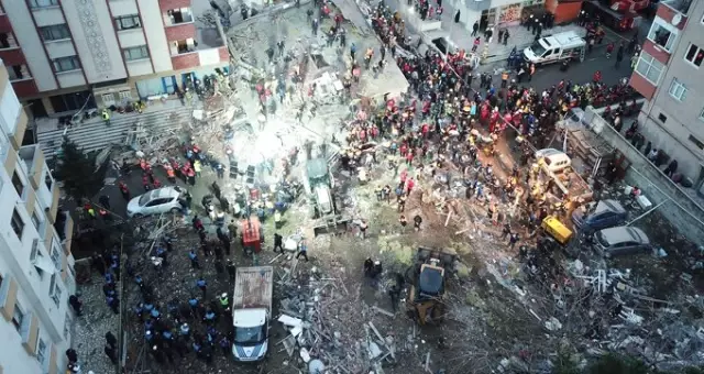 Kartal'da Çöken Binayla İlgili Konuşan Kılıçdaroğlu: Sorumlusu Şu Anda Erzurum'un Başkanı Kartal'da Çöken Binayla İlgili Konuşan Kılıçdaroğlu: Sorumlusu Şu Anda Erzurum'un Başkanı