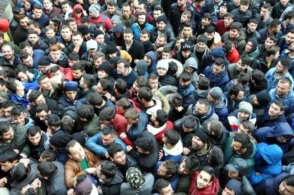 Yeraltında İşe Başlamak İçin Yer Üstünde Sıraya Girdiler