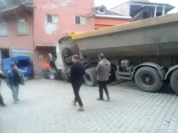 Zonguldak'ta Freni Boşalan Tır, Ortalığı Savaş Alanına Çevirdi