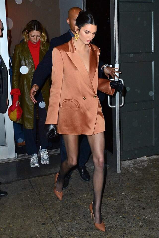 ABD'li Model Kendall Jenner, Giydiği Ceketle Etkinliğe Damga Vurdu