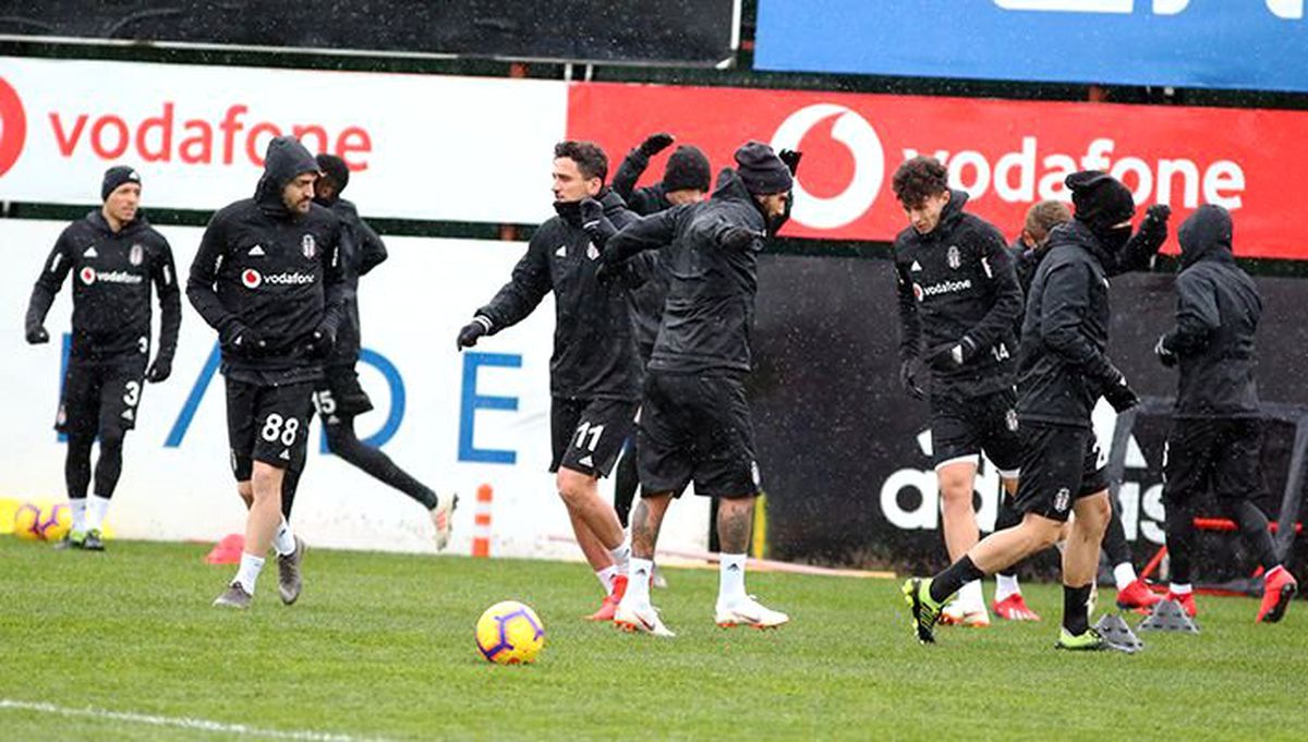 Beşiktaş, Sağanak Yağmur Altında Çalıştı