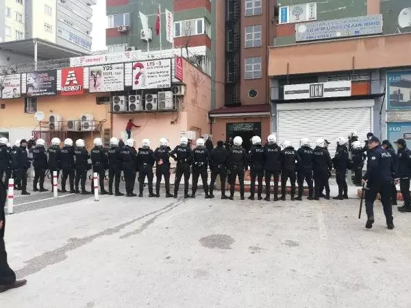 Gaziantep'te Hdp'lilerin Yürüyüşüne Polis İzin Vermedi Gaziantep'te Hdp'lilerin Yürüyüşüne Polis İzin Vermedi