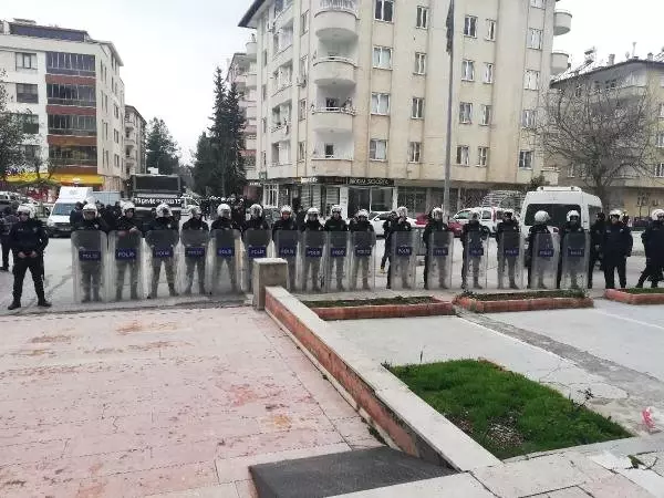 Gaziantep'te Hdp'lilerin Yürüyüşüne Polis İzin Vermedi Gaziantep'te Hdp'lilerin Yürüyüşüne Polis İzin Vermedi