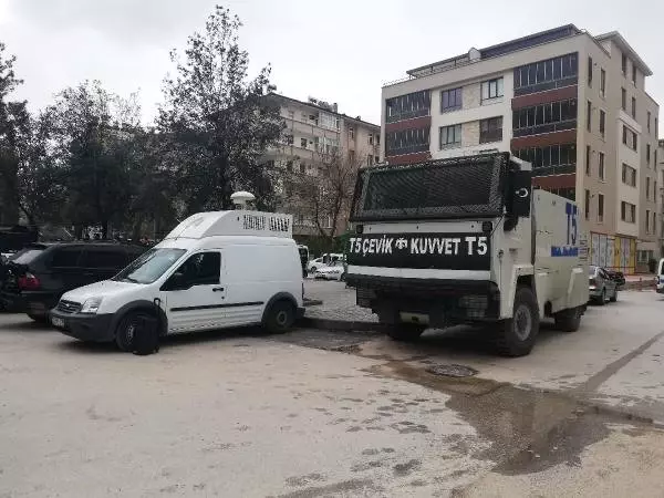 Gaziantep'te Hdp'lilerin Yürüyüşüne Polis İzin Vermedi Gaziantep'te Hdp'lilerin Yürüyüşüne Polis İzin Vermedi