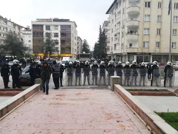 Gaziantep'te Hdp'lilerin Yürüyüşüne Polis İzin Vermedi Gaziantep'te Hdp'lilerin Yürüyüşüne Polis İzin Vermedi
