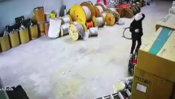 Girdikleri Depodan Kablo Çalan Hırsızlar Kamerada