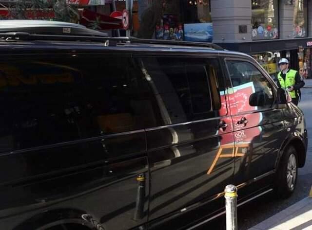 Hadise'nin Şoförü Aracı Uygunsuz Yere Çektiği İçin Ceza Kesildi