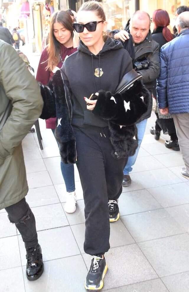 Hadise'nin Şoförü Aracı Uygunsuz Yere Çektiği İçin Ceza Kesildi