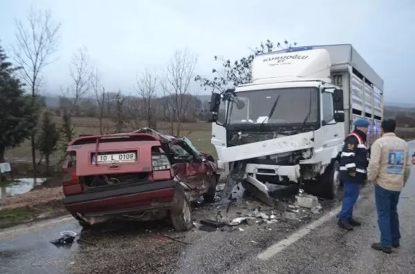 Kamyonla Çarpışan Otomobilin Sürücüsü Öldü Kamyonla Çarpışan Otomobilin Sürücüsü Öldü