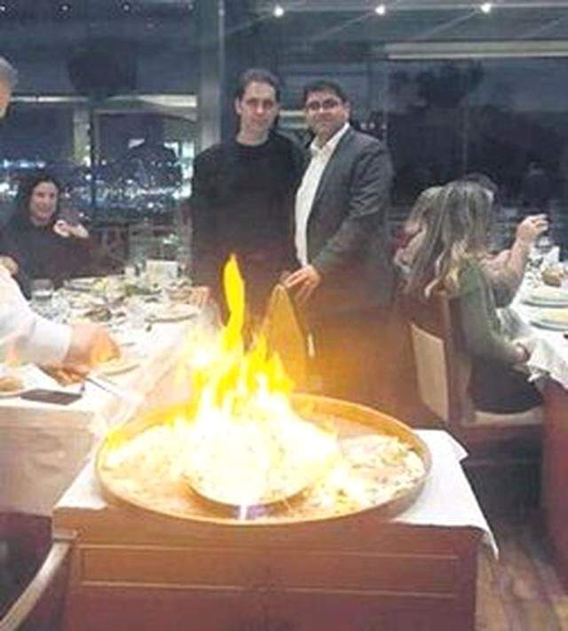 La Case De Papel Oyuncusu Pedro Alonso'ya Türkiye'de Alevli Yemek Sununu Yapıldı