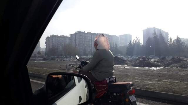 Motosiklet Sürücüsü Kafasına Kask Yerine Poşet Taktı