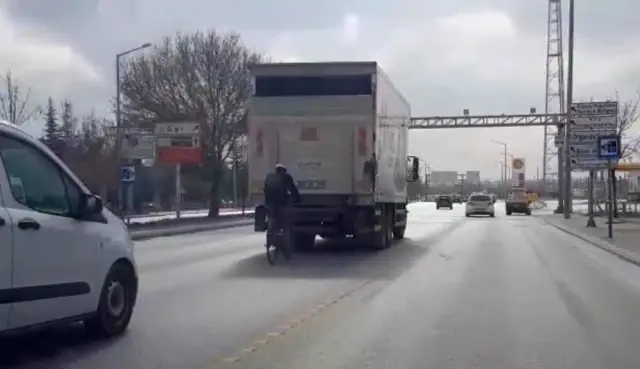 Bisikletle Kamyon Arkasındaki Tehlikeli Yolculuk Hayrete Düşürdü