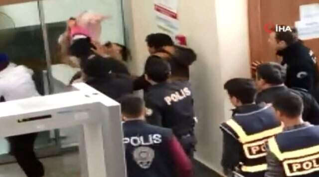 Duruşma Sonrası Öfkeli Kadın Bebeğini Polislerin Üzerine Fırlatmaya Kalktı