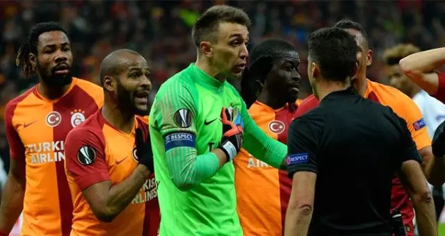 Fernando Muslera Hakemin Penaltı Kararına İsyan Etti!