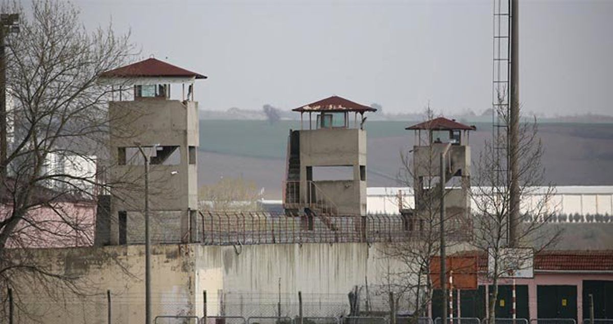 Mahkum, Eşinin Pantolununu Çıkarmasını İsteyen Memura Küfrettiği İçin 10 Ay Hapis Cezası Aldı