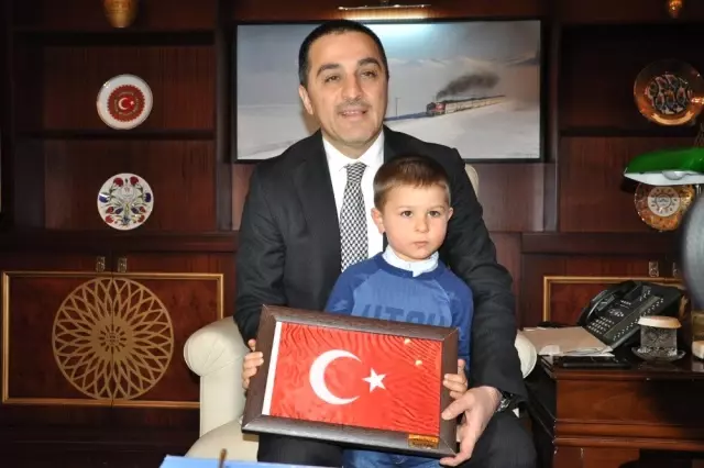 Minik Ali Kerem Bayrağı Öptü, Sosyal Medyada Gündem Oldu