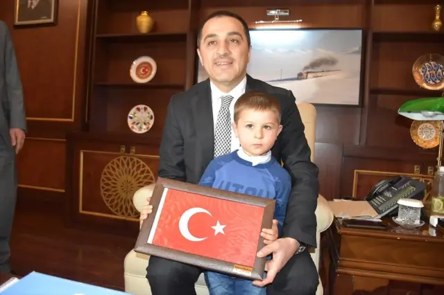 Minik Çocuğun Bayrak Sevgisine Vali Öksüz'den Anlamlı Hediye