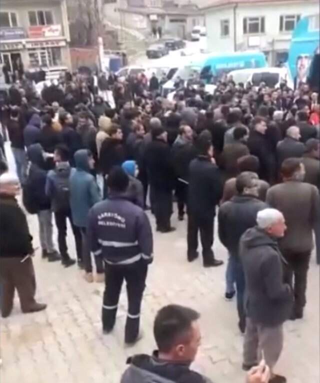 24 Haziran'da Abdüllatif Şener'i Yuhalayan Vatandaşlar, Bu Kez AK Parti Heyetine Tepki Gösterdi