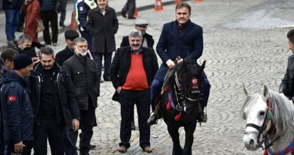 Belediye Başkanı, Kurtuluş Törenine At Üzerinde Geldi