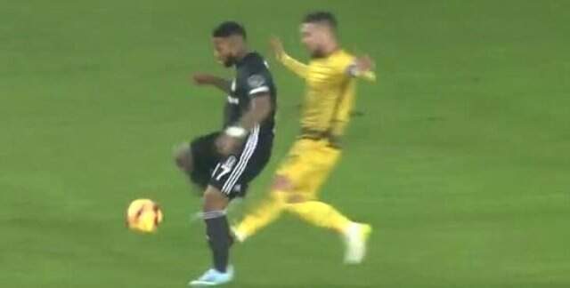 Beşiktaş - Malatyaspor Maçında Cüneyt Çakır, VAR'a Bakıp Adem Büyük'e Kırmızı Kart Gösterdi