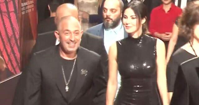 Cem Yılmaz, Aşk Sorusuna Verdiği Cevap ile Defne Samyeli'ye Jest Yaptı