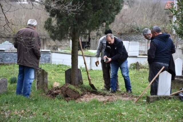 İmamın 'Bebek Bir Günlük Değildi' Sözlerinden Şüphelenen Baba, 40 Yıl Sonra Oğlunun Mezarını Açtırdı