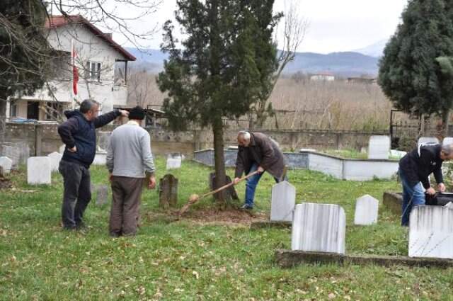 İmamın 'Bebek Bir Günlük Değildi' Sözlerinden Şüphelenen Baba, 40 Yıl Sonra Oğlunun Mezarını Açtırdı