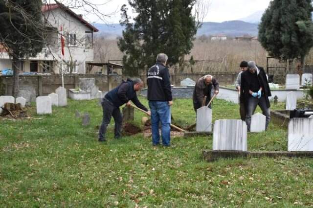 İmamın 'Bebek Bir Günlük Değildi' Sözlerinden Şüphelenen Baba, 40 Yıl Sonra Oğlunun Mezarını Açtırdı